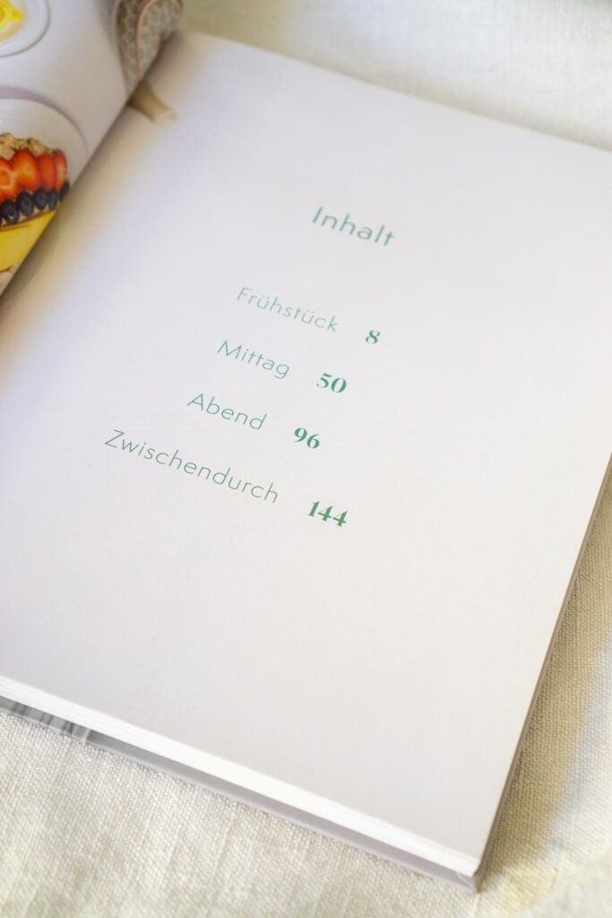 Innenansicht eines Kochbuches mit Detailansicht der Kapitel © Sophie Wurnig