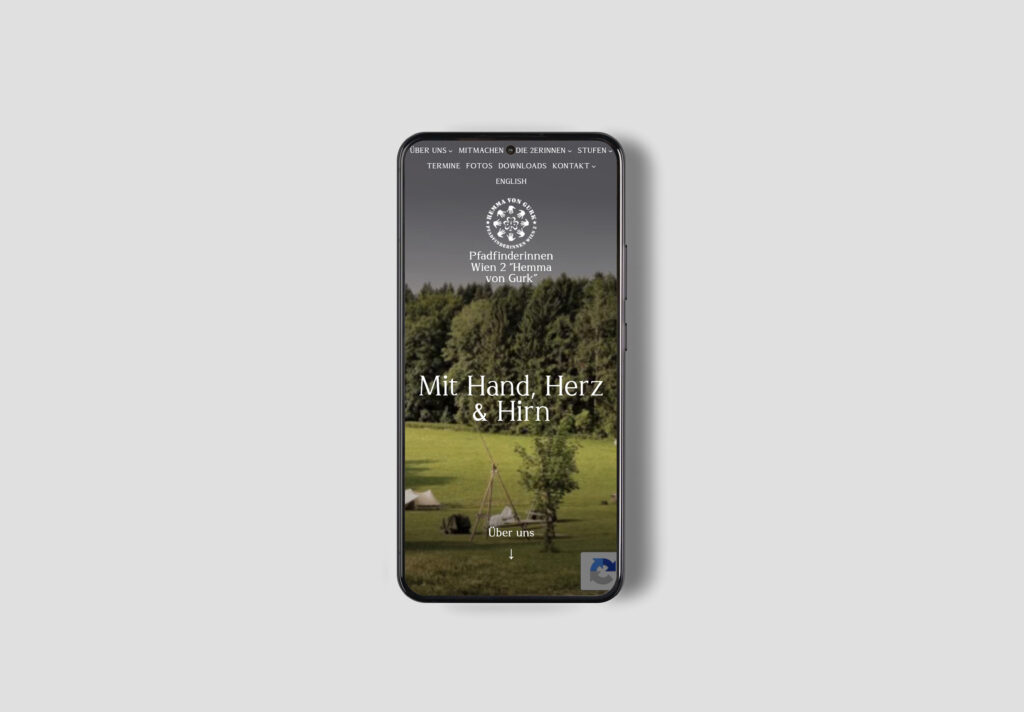 Mockup von einem Smartphone mit der Website der Pfadfinderinnen Gruppe 2 © Sophie Wurnig