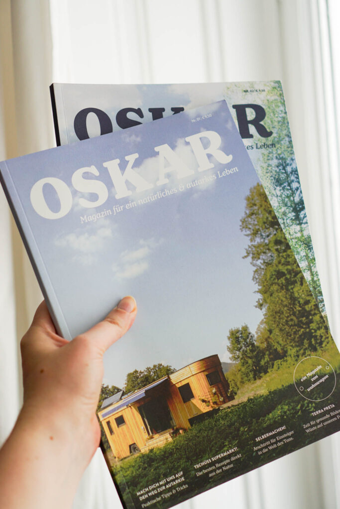 Hand h&auml;lt zwei Magazine (Oscar Magazin von Wohnwagon) hoch &copy; Sophie Wurnig